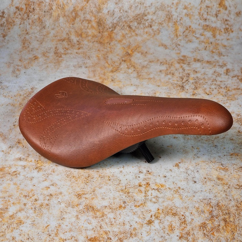 Eclat Exile Pivotal Seat Black Slim Pivotal