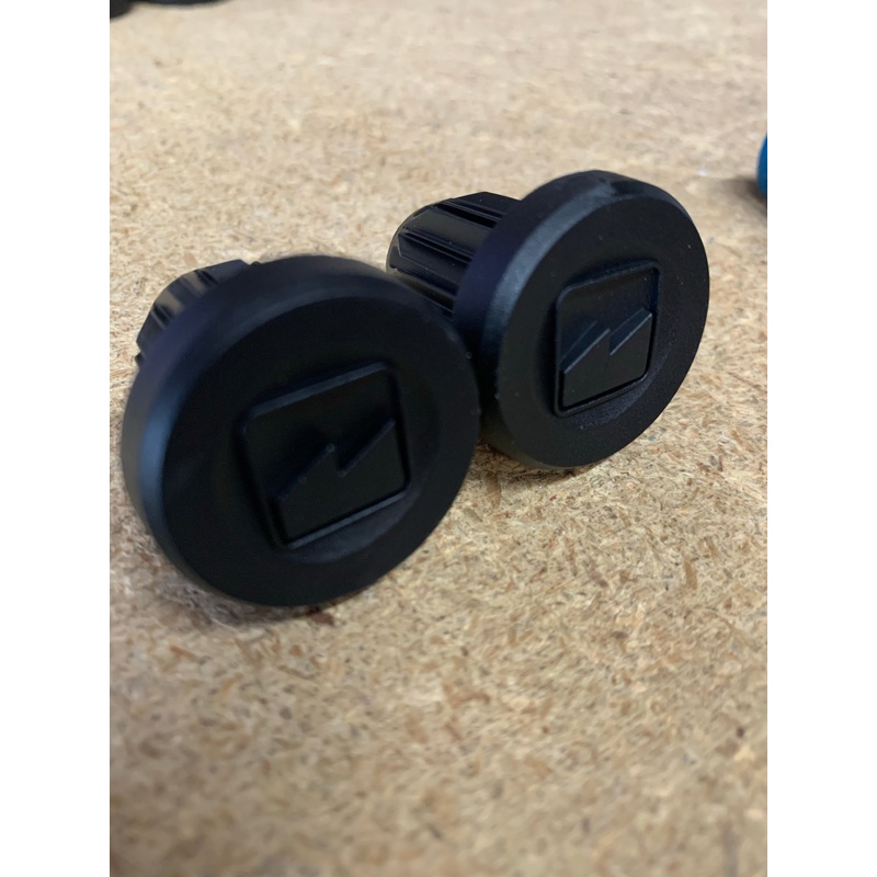 MERRITT INSERT PLASTIC BAR ENDS black